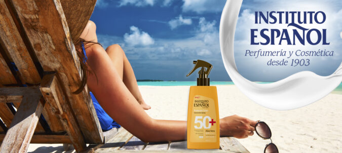 Protector solar de Instituto Español en la playa con chica tumbada al sol